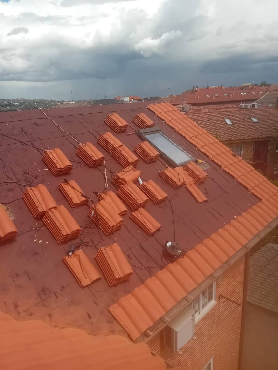 Instalación de aislamiento térmico bajo teja para eficiencia energética en tejados en Cantabria