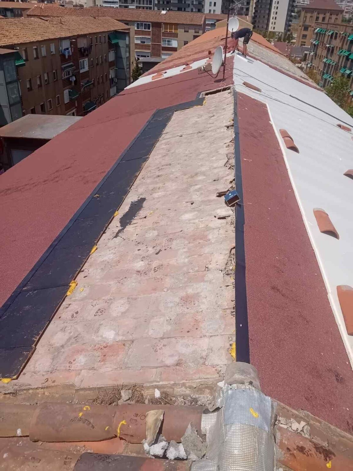 Reparación de fisuras y desconchones en fachada exterior por Reformas y Tejados Rilova