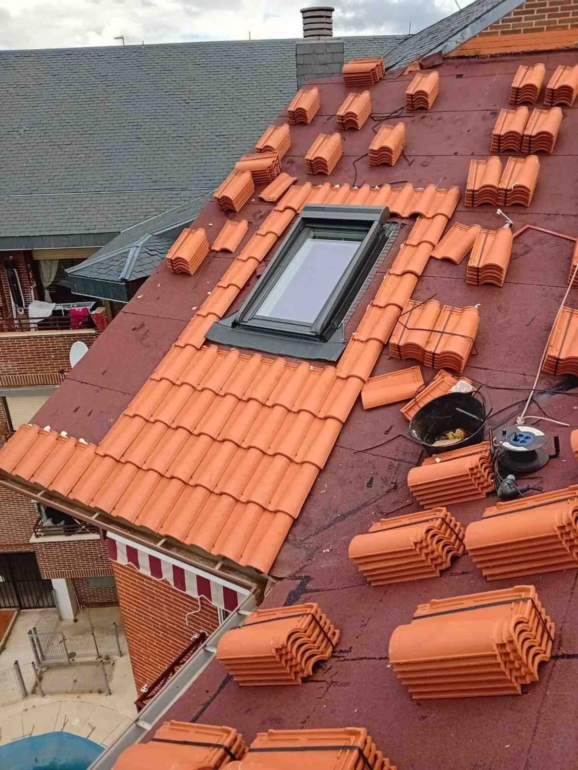 Instalación de sistema SATE en fachada para aislamiento térmico en Cantabria